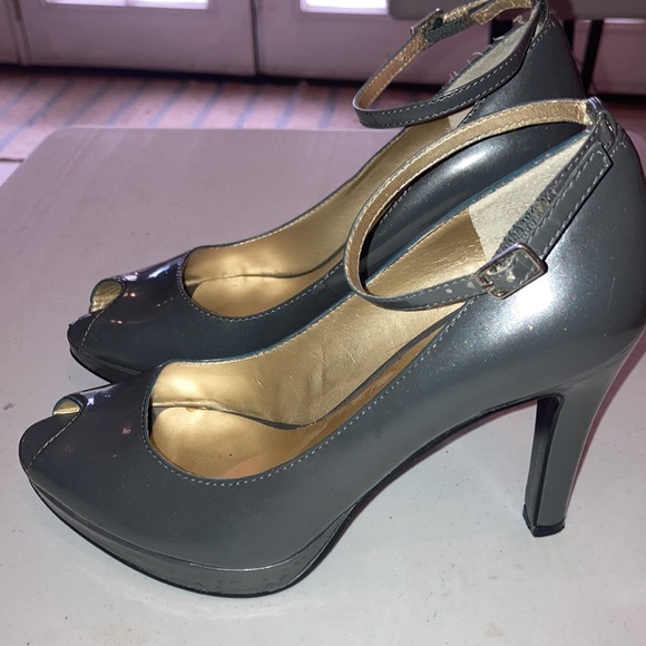 GUC Nine West Vintage Patent Leather Reesa Peeptoe Platform Pumps 6.5 Grey - Picture 4 of 10